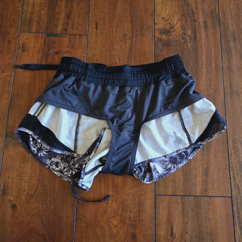 Lululemon Hotty Hot Shorts Flowabunga Black Angel Wing Low Rise Lined 2.5" Sz 6 - Picture 11 of 15